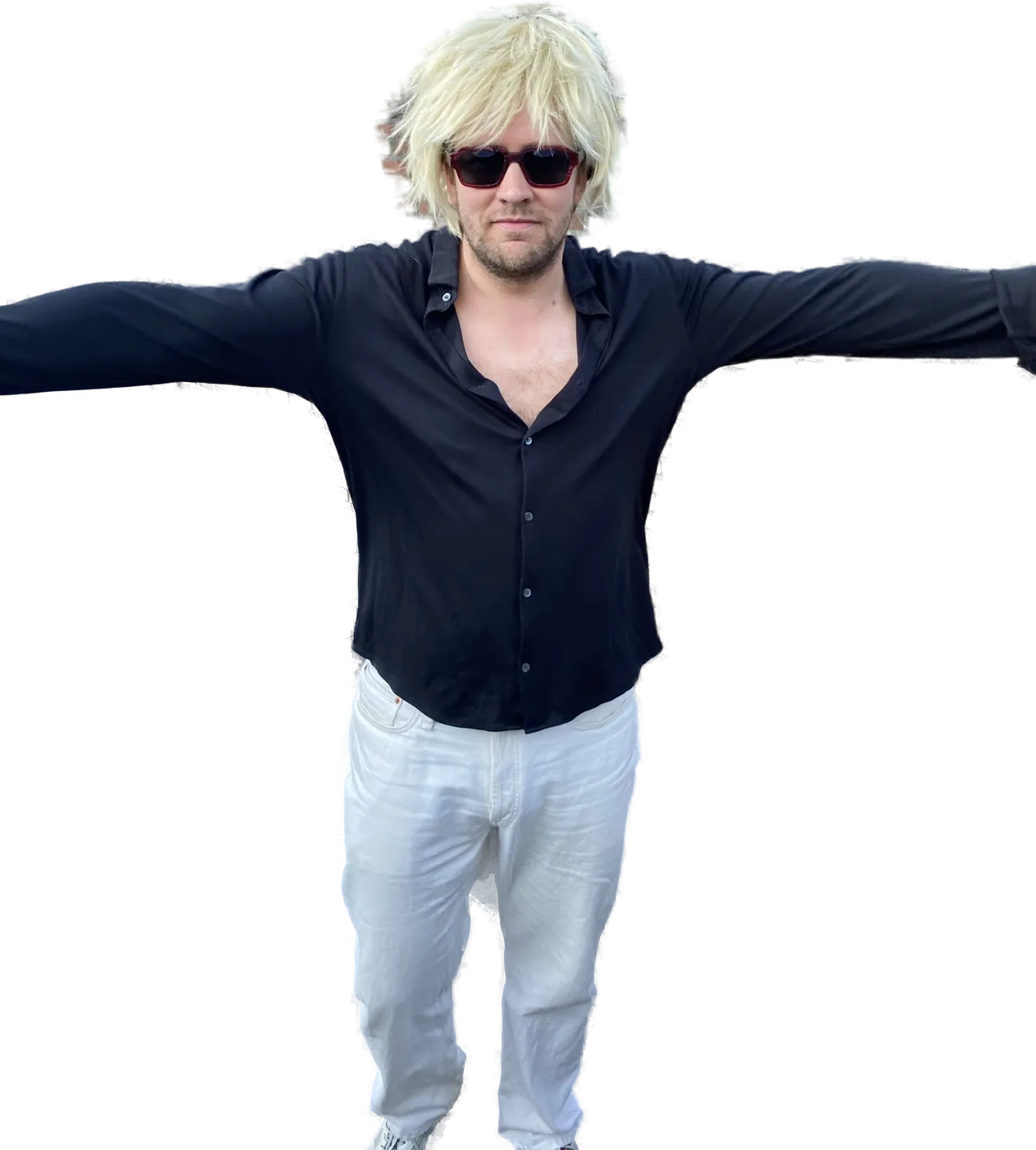 Bram Leefgeld met blonde haren en zonnebril, armen wijd